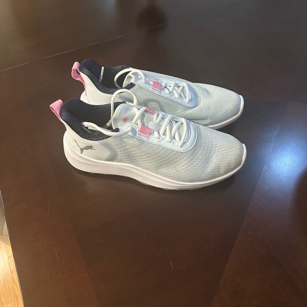 Puma Women's White and blue golf Sneaker